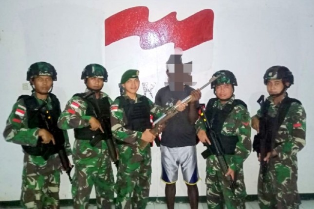 Keluarga Eks TPN-OPM Serahkan Senjata Api Kepada Satgas Yonif MR 411 Kostrad