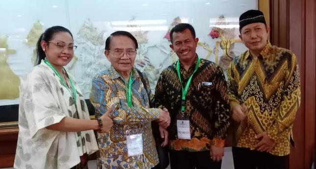 Kuat Prihatin, S.Sos.,M.M ( mewakili DirJen Kebudayaan) berjabat tangan dengan Drs. Suparmin Sunjoyo (Ketua Umum SENA WANGI). Didampingi Sumari, S.Sn (Sekum), dan Eny Sulistyowati S.Pd , MM (Humas SENA WANGI), di acara Rapat Koordinasi (RAKOR) Organisasi Pewayangan, di ruang sarasehan Gedung Pewayangan Kautaman, Jakarta Timur.