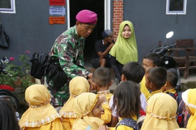 Peduli Pendidikan, Marinir Bantu Mengajar di Lombok 