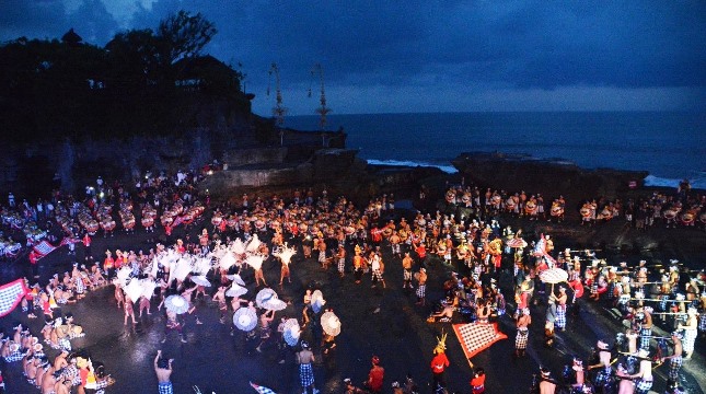 Puncak Acara Tanah Lot Art & Food Festival 3 dengan menghadirkan Okokan Kolosal Nangluk Merana Show, yang merupakan tarian Okokan terbesar di Dunia dengan menghadirkan 900 seniman, di Tanah Lot, Kabupaten Tabanan, Bali, Jum'at (13/03)