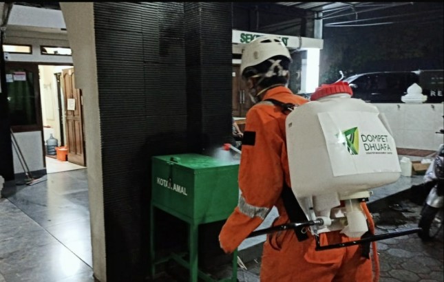 Dompet Duafa Semprotkan desinfektan basmi virus corona