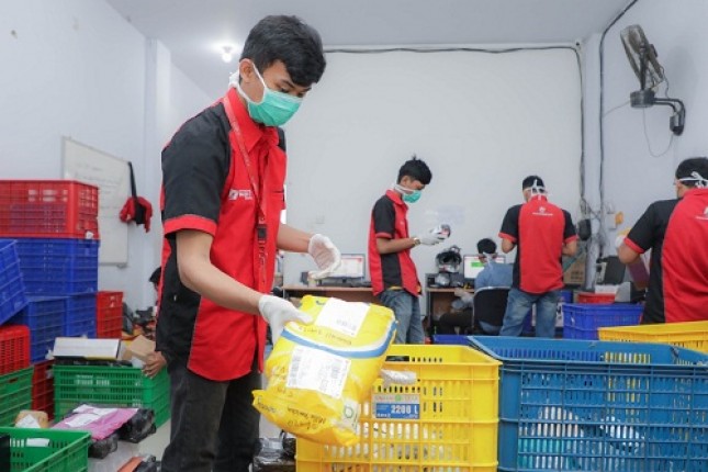 SiCepat melakukan tindakan pencegahan terutama pada operasional, baik saat mensortir barang, pengambilan barang dan pengantaran barang karyawan SiCepat wajib menggunakan masker dan sarung tangan. 