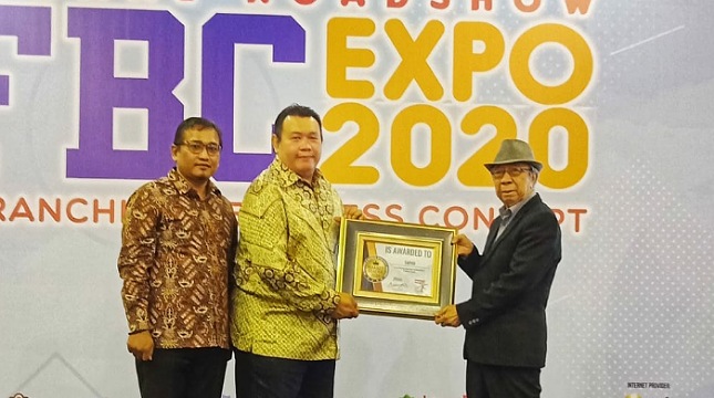 Pemilik waralaba Tapisi Akbar Temuyyin Sani saat menerima penghargaan Business Opportunity Market Leader Awards 2020 dari Majalah Franchise Indonesia