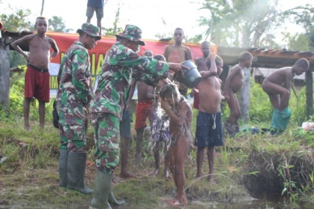 Personel TNI Ajari Mandi Bersih Anak-Anak Pedalaman Papua