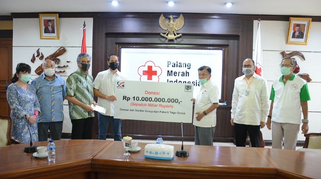 Penyerahan bantuan oleh Ketua Umum Kadin Indonesia, Rosan P. Roeslani kepada Jusuf Kalla, ketua PMI di Markas Pusat PMI, Jakarta