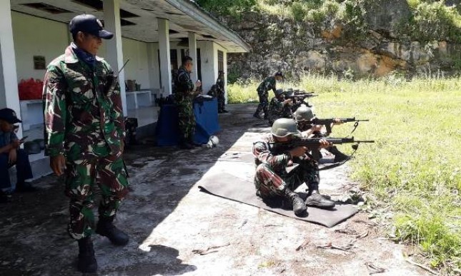 Yonmarhanlan VII Latih Kemampuan Menembak Prajurit Lanudal Kupang 
