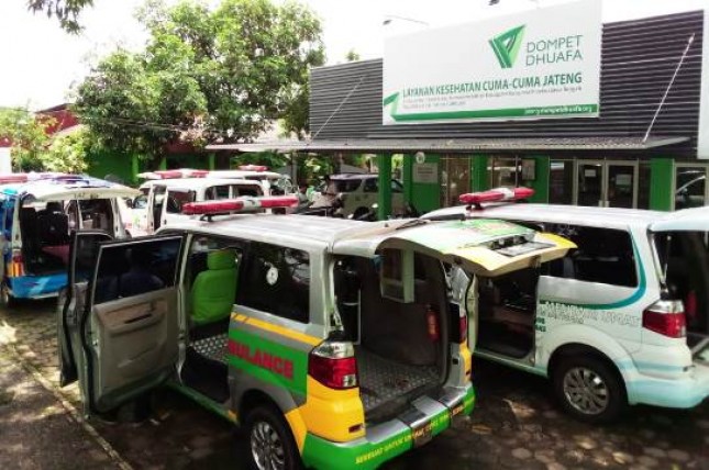 Tim Cekal Corona LKC Berikan Sterilisasi pada Belasan Ambulan Komunitas