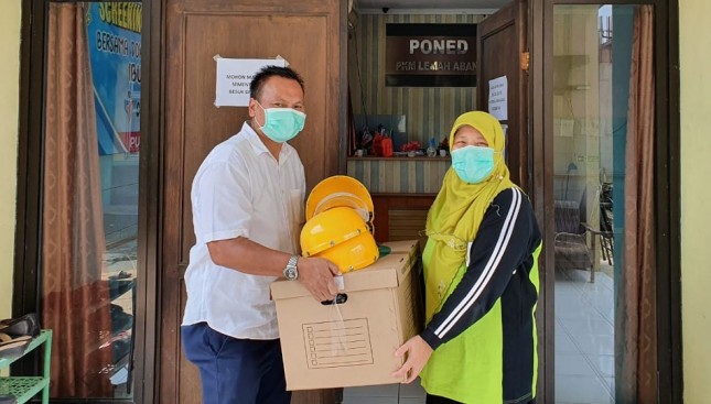 Tim penggalangan dana Jababeka-YPUP memberikan bantuan ADP ke Puskesmas Lemah Abang