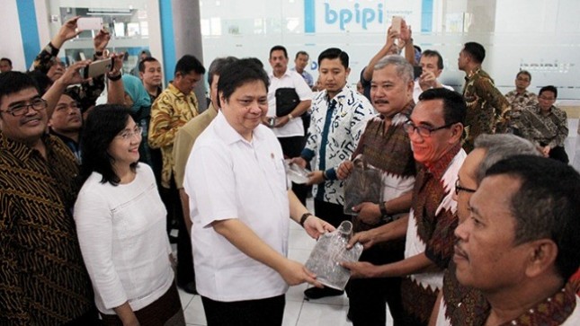 Menteri Perindustrian Airlangga Hartarto didampingi Direktur Jenderal Industri Kecil dan Menengah Kemenperin Gati Wibawaningsih memberikan mata cangkul kepada pelaku IKM.