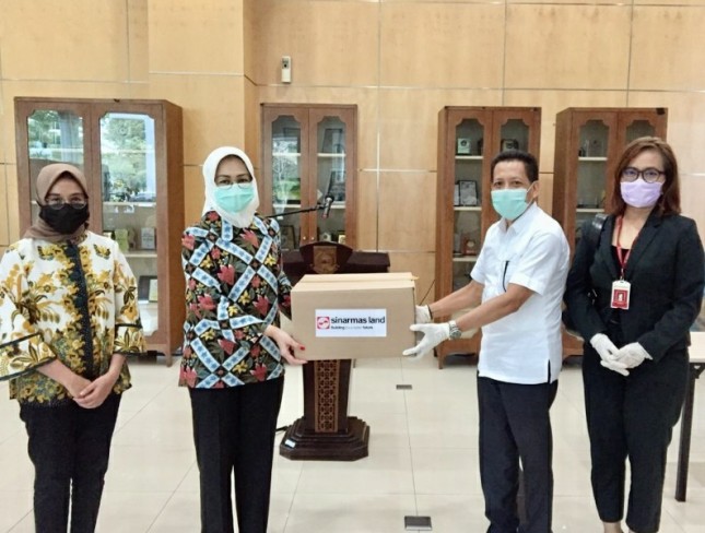 Bantuan APD Sinarmas Land diterima oleh Walikota Tangsel Airin