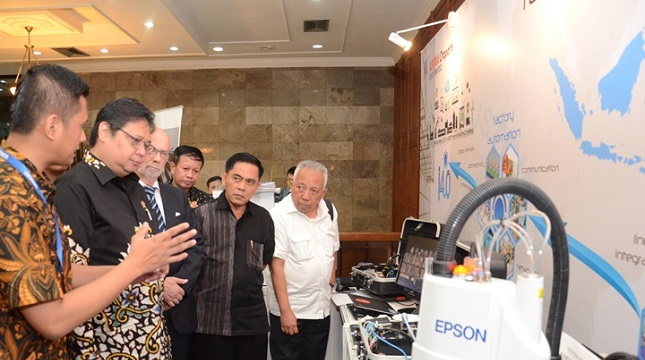 Menteri Perindustrian Airlangga Hartarto pada Seminar Nasional Implementasi Industri 4.0 di Jakarta, Selasa (18/4).