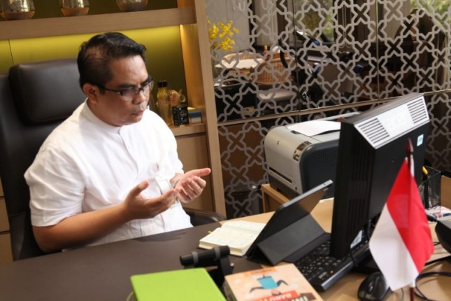Direktur Mandiri Syariah Anton Sukarna sedang berdoa dalam bekerja online