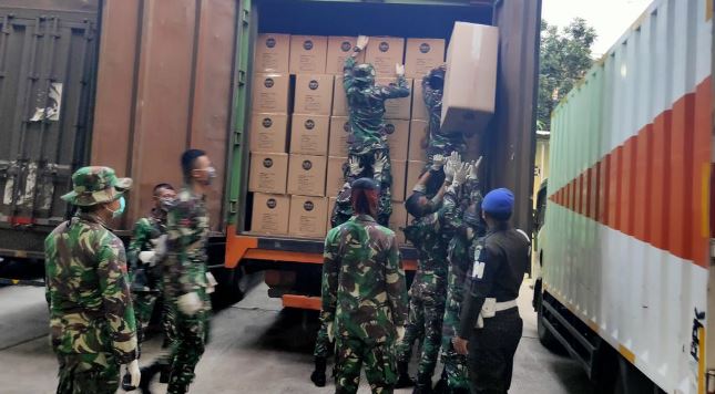 TNI Bantu Distribusikan APD ke Berbagai Daerah