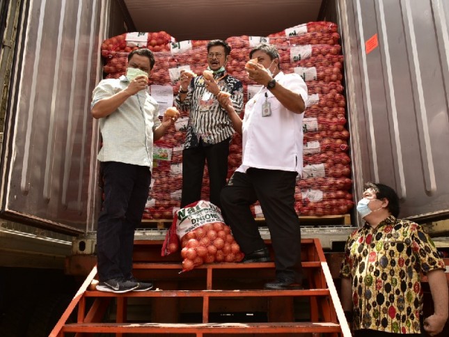 Menteri Pertanian Syahrul Yasin Limpo memperlihatkan Bawang Bombai