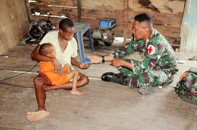 TNI layani kesehatan warga pedalaman Papua