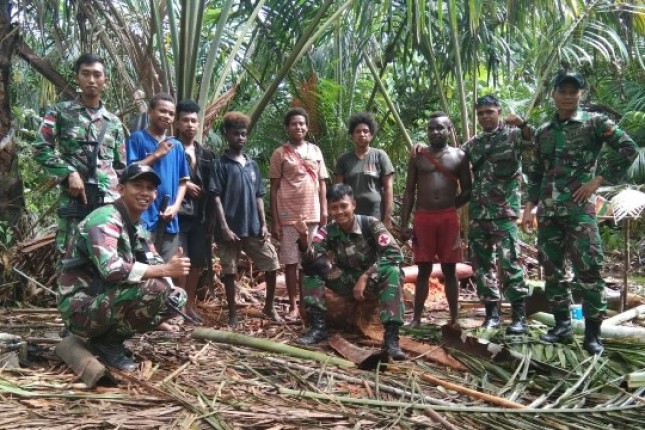 Satgas Pamtas Yonif 411 Patroli Simpatik di Bivak Warga Pedalaman Papua 