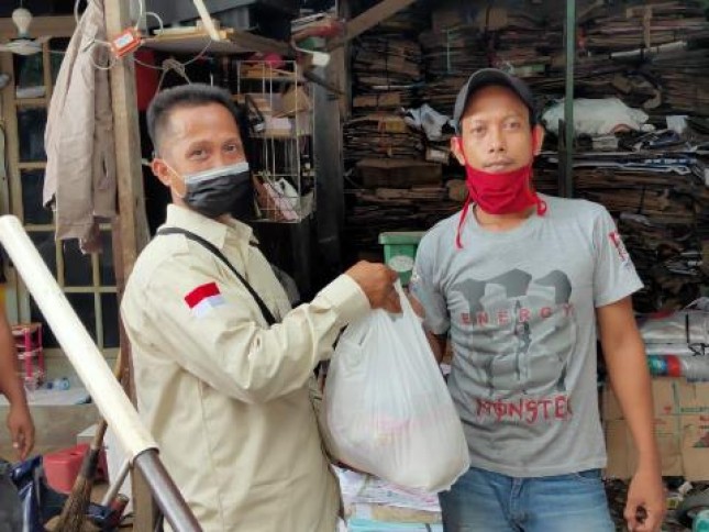 Komunitas Plastik untuk Kebaikan Sumbang Sembako untuk Pemuluang