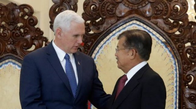 Wakil Presiden AS Mike Pence dan Wakil Presiden Jusuf Kalla. ( ACHMAD IBRAHIM/AFP/Getty Images)