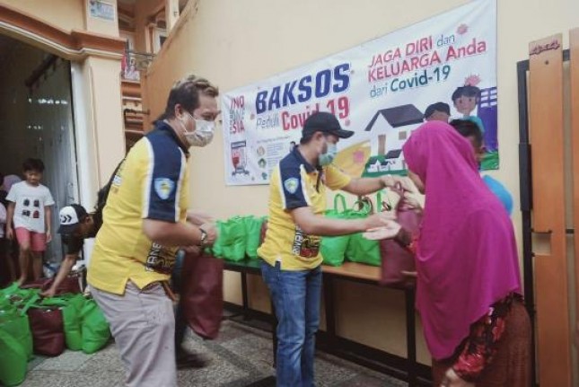 Komunitas Pajero Chapter Batavia Beri Bantuan Masyarakat Terdampak Covid-19. 