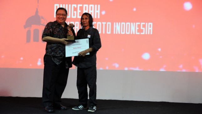 Menteri Puspayoga menyerahkan penghargaan live time achievement Anugerah Pewarta Foto Indonesia 2017