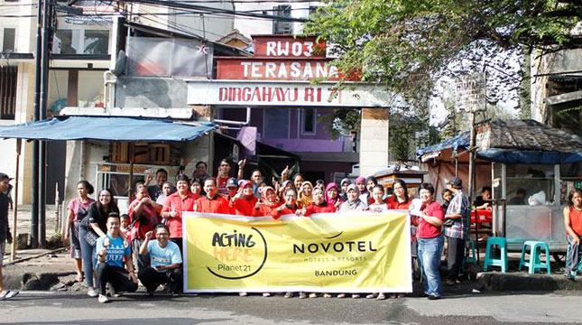 Tim Novotel Bandung foto bersama Warga Terasana RW 03 Dalam Program Corporate Social Responsibility (CSR) Untuk Memperingati World Earth Day