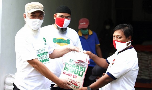 Perwakilan Sicepat Ekspress Membagikan 30 ribu kantong beras. Diantaranya 20 ribu disalurkan di wilayah Jabodetabek dan 10 ribu disalurkan di daerah Sebrang Ulu, Palembang.