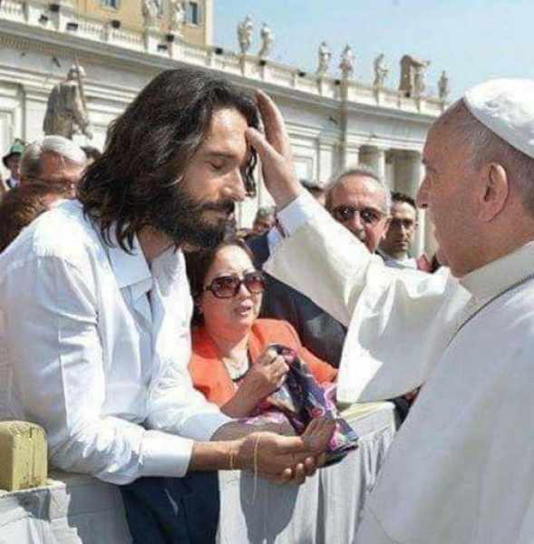 Jim Caviezel, Aktor Hollywood Pemeran Tuhan Yesus dalam Film The Passion of the Christ, menerima berkat dari Paus (Foto istimewa/ grup washap).