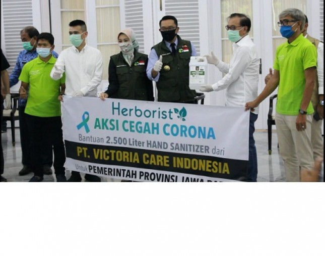 Gubernur Jawa Barat Ridwan Kamil, Sumardi Widjaja (COO Victoria Care Indonesia, baju putih sebelah kiri) & Billy Hatono Salim (CEO Victoria Care Indonesia, baju putih sebelah kanan)