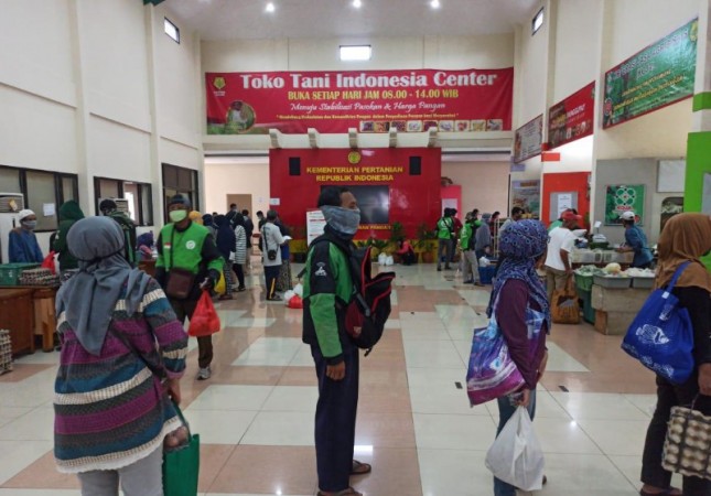 Ojol sedang mengambil pesanan bahan makanan di Toko Tani Indonesia Center