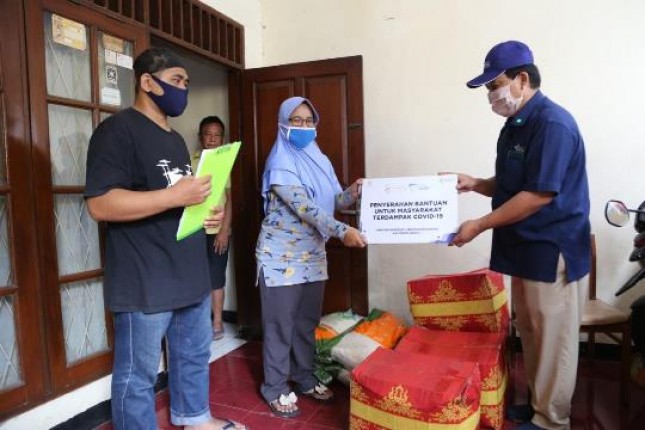 Pupuk Indonesia Donasi Ratusan Paket Sembako ke Masyarakat Jakarta Barat