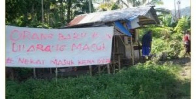 Sebuah Baliho ‘Orang Baru Dilarang Masuk, Berani Masuk Kena Panah’ di Desa Saga, Kecamatan Detusoko Kabupaten Ende (foto: poskupang.com)