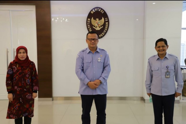 Tanda tangan perjanjian oleh Direktur BLU LPMUKP Syarif Syahrial dan Direktur Utama Perum Perindo Farida Mokodompit, serta disaksikan oleh Menteri Kelautan dan Perikanan, Edhy Prabowo