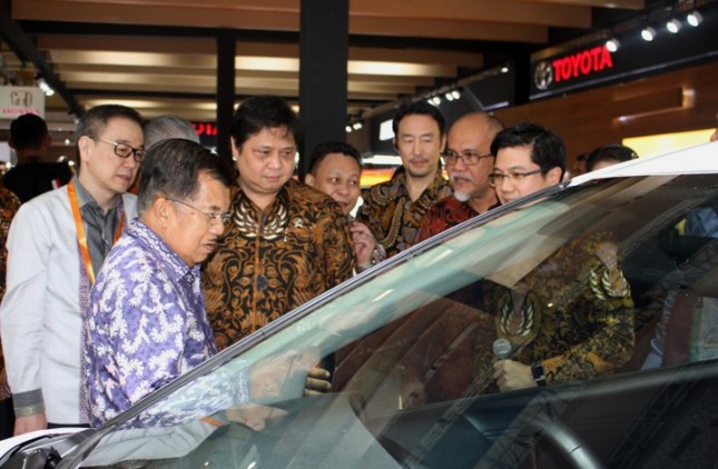 Menperin, Airlangga Hartarto bersama Wakil Presiden, Jusuf Kalla saat melihat salah satu mobil di ajang IIMS 2017