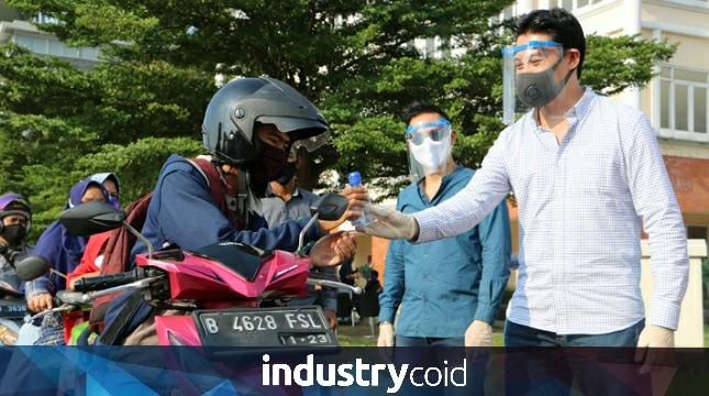 President Director Jababeka Residence Suteja S. Darmono saat ikut serta membagikan hand sanitizer dan masker kepada masyarakat sekitar (Foto: Dok. Industry.co.id)