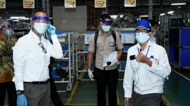 Menteri Perindustrian Agus Gumiwang Kartasasmita saat meninjau pabrik Panasonic Manufacturing Indonesia