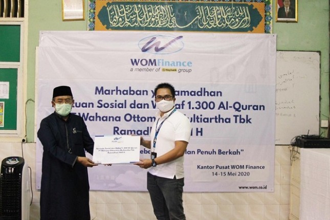 Zacharia Susantadiredja, Direktur WOM Finance, (kanan) menyerahkan bantuan Al-Quran dan bantuan sosial lainnya kepada salah satu perwakilan pengurus Pondok Pesantren di Jakarta. (Foto: Humas WOM Finance)