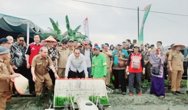 Gubernur Sumatera Utara Edy Rahmayadi mencoba alat mesin pertanian untuk tanam padi