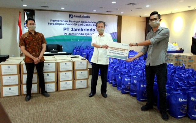 Direktur utama Jamkrindo Randi Anto menyaksikan penyerahkan bantuan yang berasal dari donasi Direksi dan karyawan/ti PT Jamkrindo serta anak usahanya.