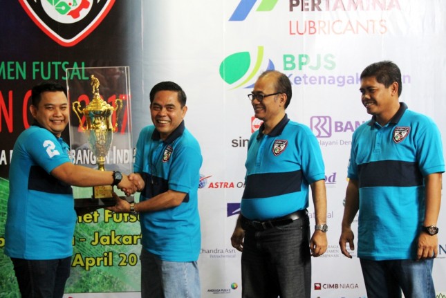 Plt. Sekjen Kemenperin, Haris Munandar saat menyerahkan Piala Bergilir Menperin Cup 2017 kepada Ketua Forwin
