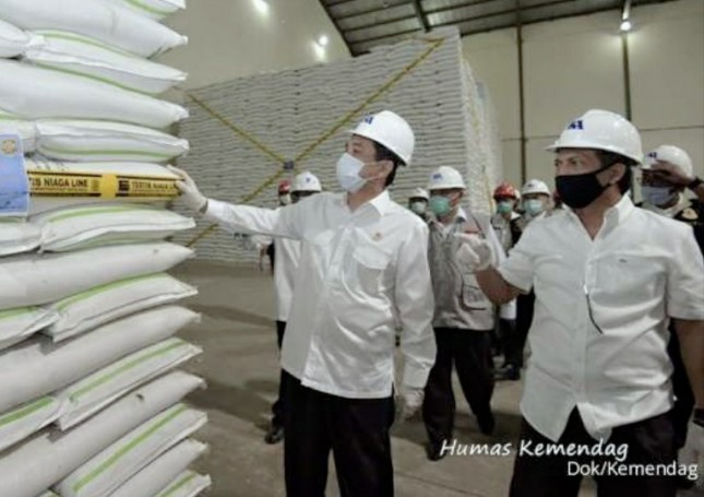 Menteri Perdagangan Agus Suparmanto dan Dirjen PKTN Veri Anggrijono Datangi Lokasi Penggerebekan Gula