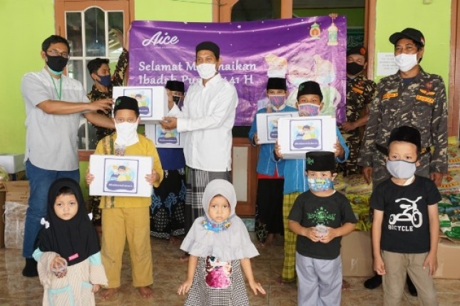 800 Paket Sembako Donasi GP Ansor -Aice Group ke Pesantren di Bekasi 