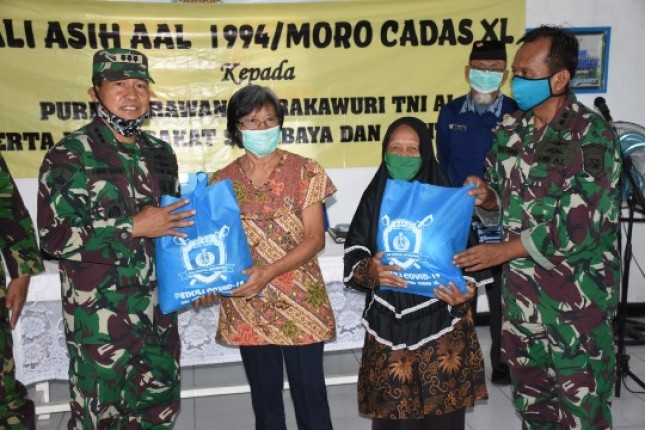 Sejumlah Perwira Marinir Donasikan Sembako kepada Purnawirawan dan Masyarakat