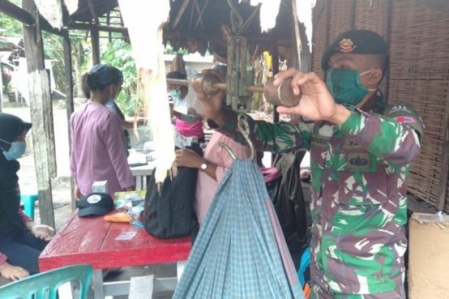 Dukung Pelayanan Kesehatan Prajurit Kostrad Bantu Puskesmas Sota Gelar Posyandu
