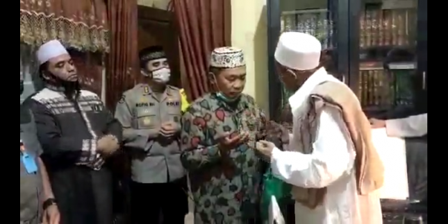 Habib Umar Assegaf dan Anggota Satpol-PP Asmadi (Foto: Srenshot Video)