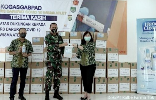 Serah terima Bantuan Hand Sanitizer Sebanyak 5000 Botol Oleh Feni Herawati, Direktur Divisi Consumer Health PT Kalbe Farma Tbk. kepada Kolonel Cba Agung Maryono, Dansub Satgas Perbekalan dan Donasi RS Darurat Covid-19 Wisma Atlet, Jakarta