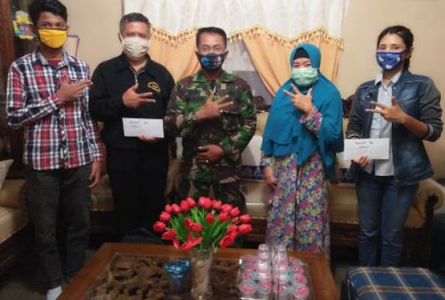 Perwira TNI Pakati 96 Bantu Masyarakat Bagikan Paket Sembako Gratis