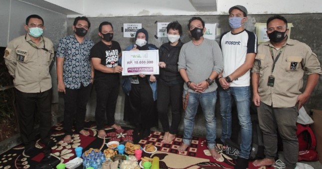 Wali Band menyerahkan donasi lewat Gerakan Peduli Jurnalis