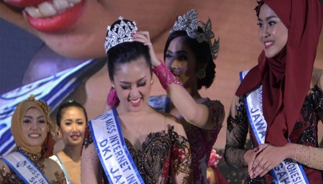 Pemenang Miss Internet Indonesia 2017 Marsya Gusman asal DKI Jakarta dianugerahi tiara Miss Internet Indonesia 2017 oleh Miss Pariwisata Digna Faradiba pada penyelenggaraan Grand Final Miss Internet Indonesia 2017 di Hotel Inaya Putri Bali, Nusa Dua,