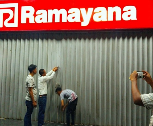 Ramayana Departemen Store Resmi Tutup Sejumlah Gerai (FAJAR. co. id) 