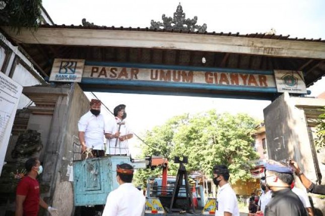 Bupati Mahayastra Tinjau Proses Pembongkaran Pasar Bianyar Bali